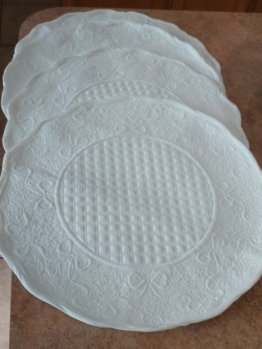 Shabby Chic Set 4 Scalloped Edged White Quilted Placemats
